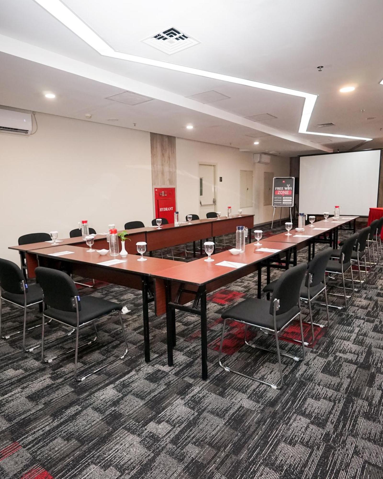 Ibis Jakarta Senen Екстериор снимка