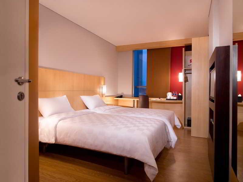 Ibis Jakarta Senen Екстериор снимка