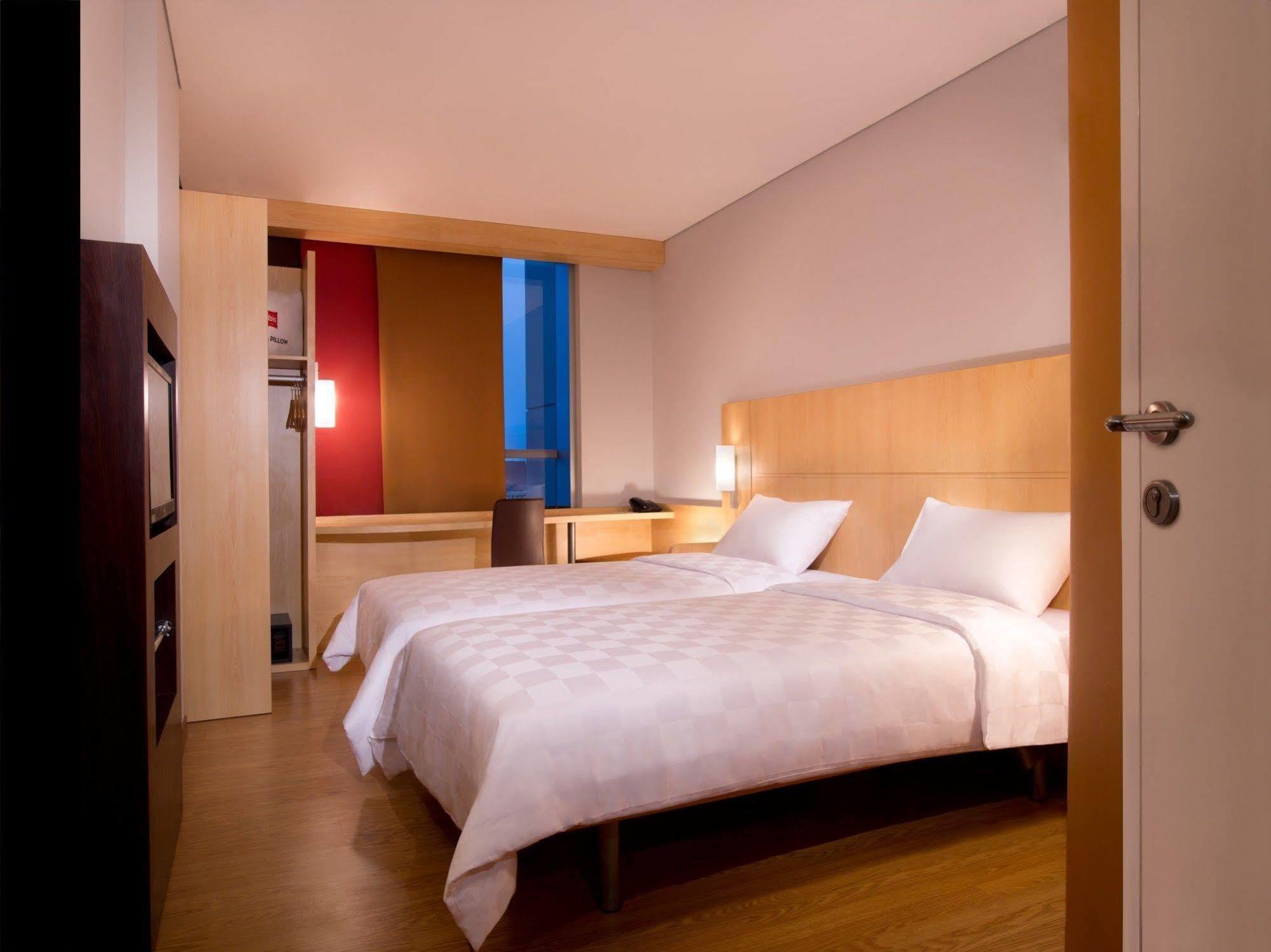 Ibis Jakarta Senen Екстериор снимка