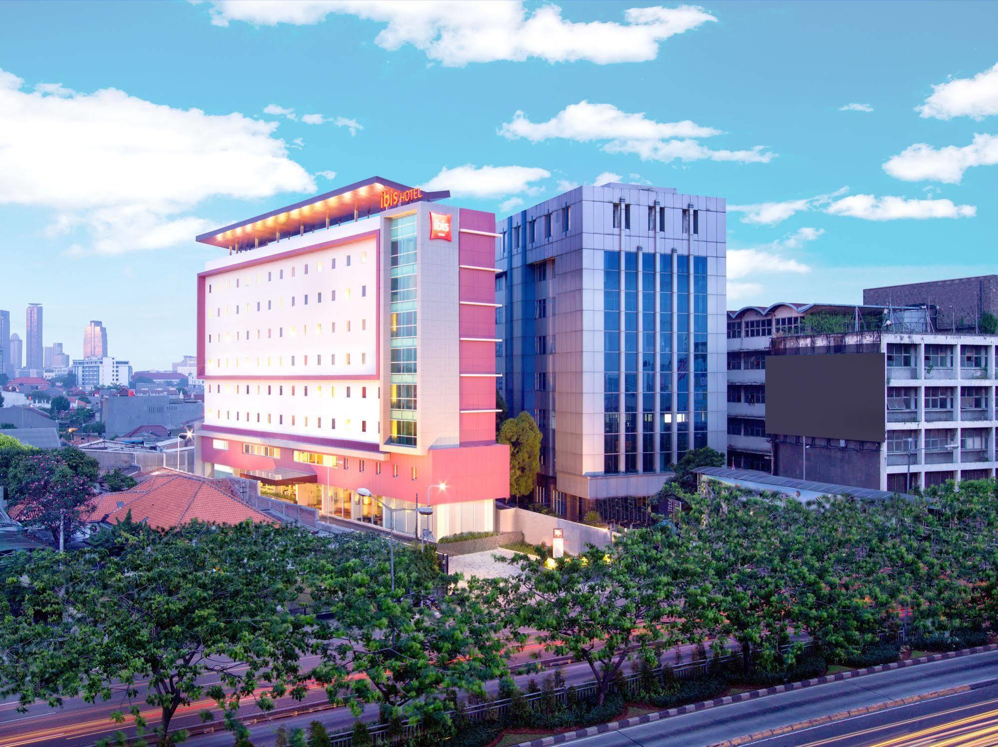 Ibis Jakarta Senen Екстериор снимка